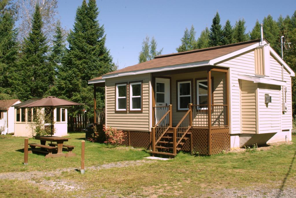 Emme Chalets Sainte-Lucie-de-Doncaster Zimmer foto